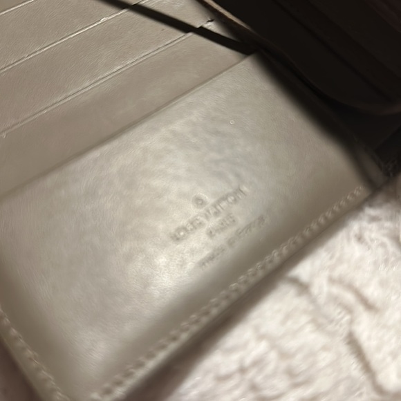 Louis Vuitton - Picture 4 of 8